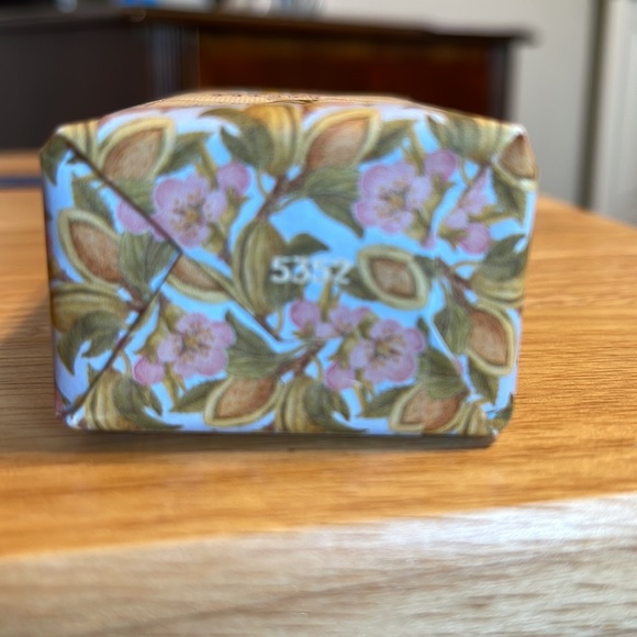 Crabtree & Evelyn Almond Milk and Honey Triple Milled Soap, 5.57 oz - Picture 5 of 9